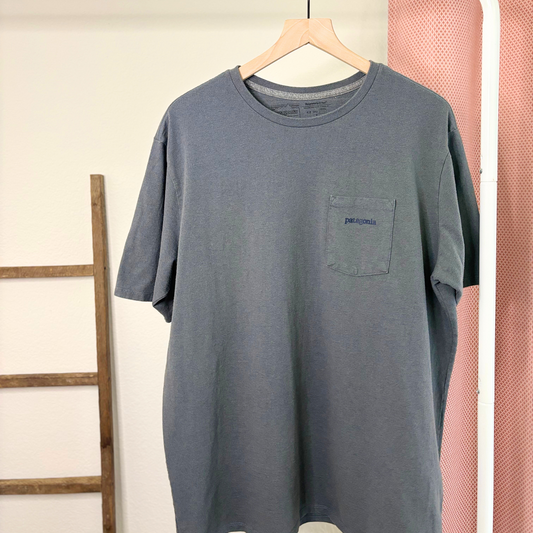 Patagonia Gray T-Shirt – Front Pocket, Mountain Graphic (Size L)
